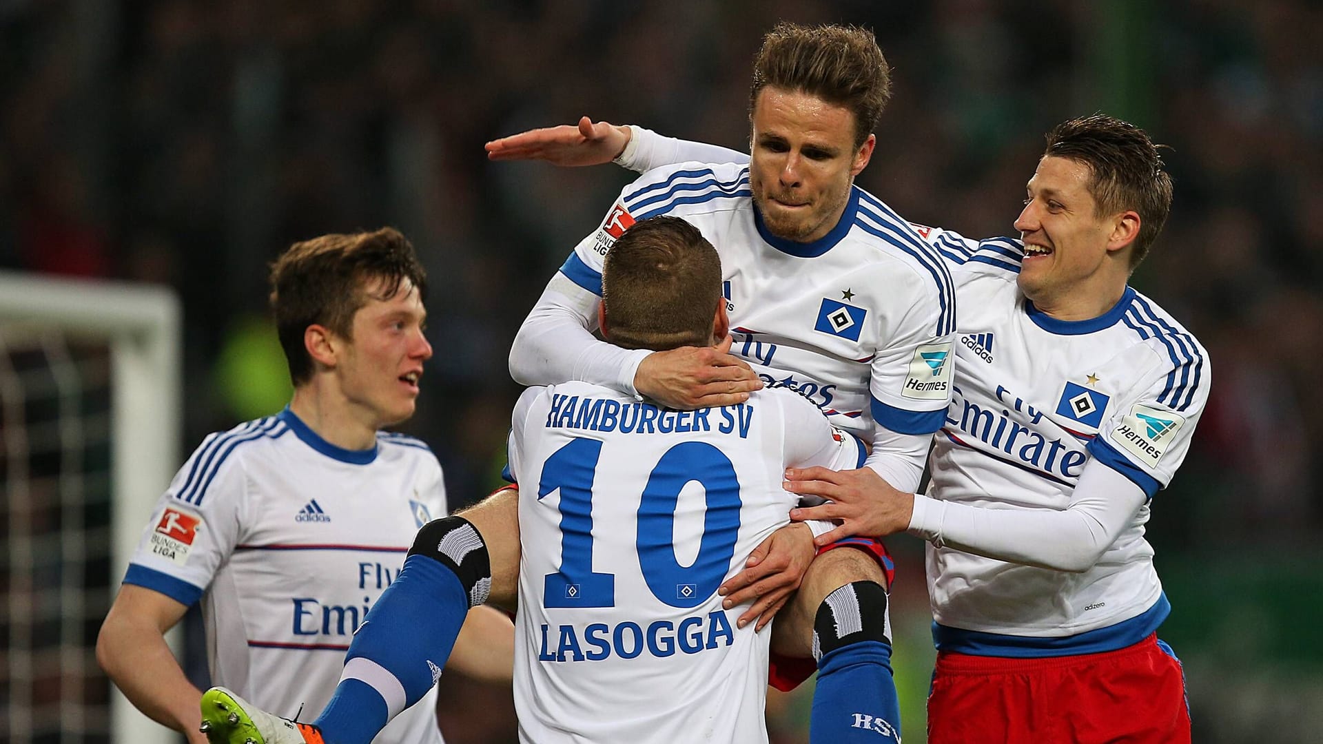 Nicolai Müller (above) pounces on Pierre-Michel Lasogga (archive photo): In 2016, HSV secured relegation with a derby win.