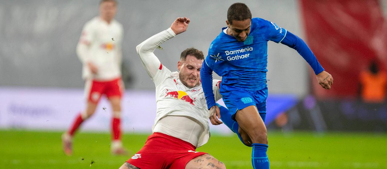 Professional soccer player Arthur (r.) from Bayer 04 Leverkusen dribbles against David Raum in the Bundesliga game at RB Leipzig
