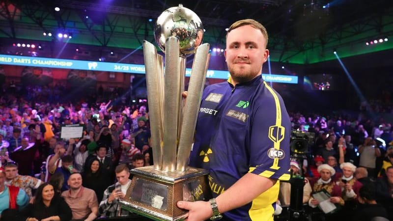 The Englishman Luke Littler (here at the World Cup) is currently causing a lot of excitement in darts.
