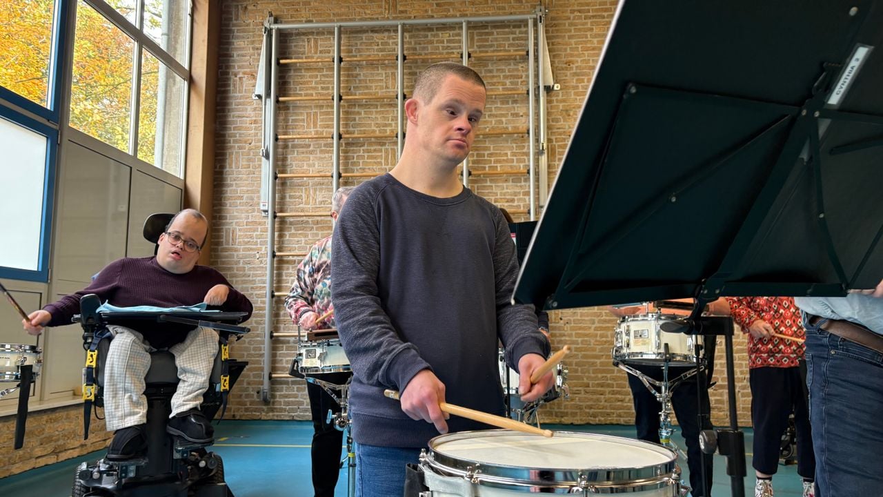 Members of the Maurits drum band make music (Photo: Imke van de Laar)