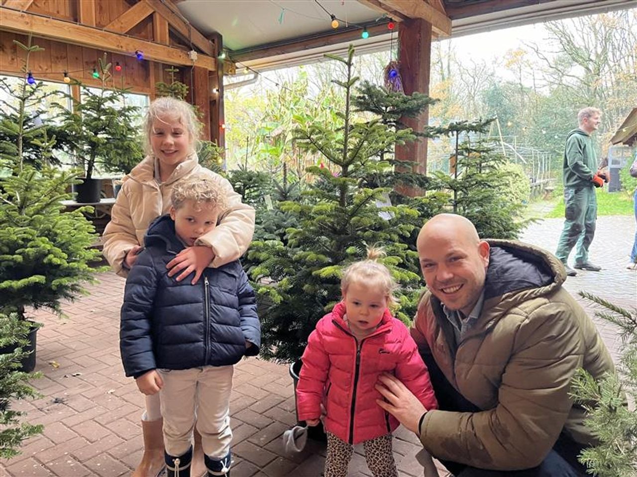 Fie with her dad, brother and sister at their Christmas tree Kiki Kaka. (photo: Floortje Steigenga)
