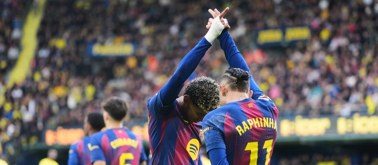 The professional soccer players Lamine Yamal (l.) and Rapphina celebrate a goal by FC Barcelona at Villarreal
