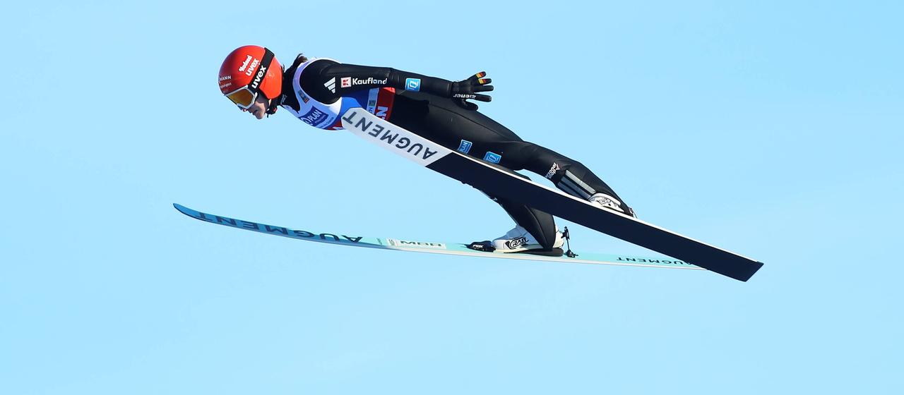 Selina Freitag jumps to 127 meters in the first round