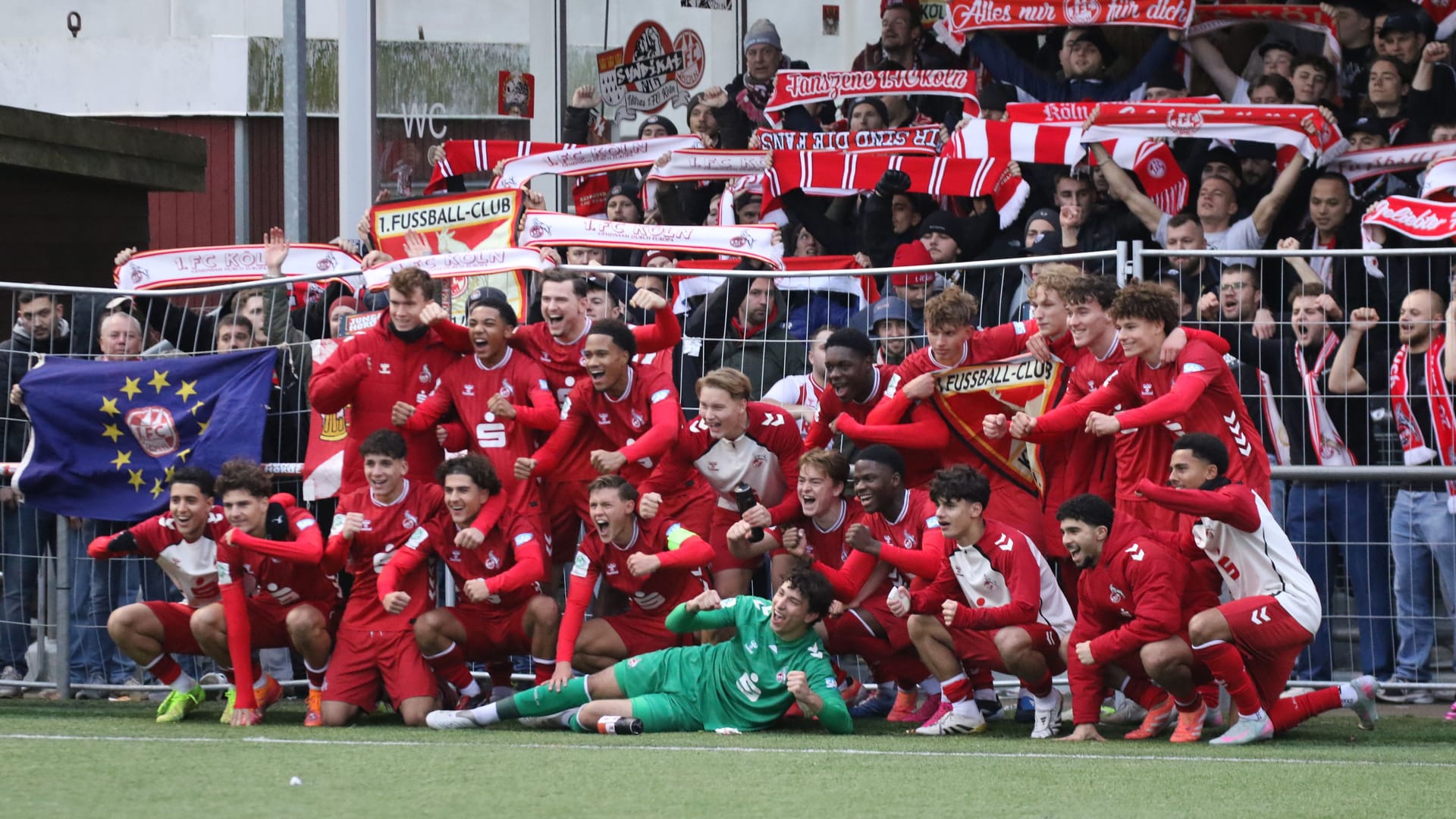 After the victory: The A-Juniors of 1. FC Köln celebrate progressing against Midtjylland.