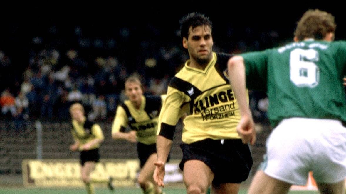 Ulf Kirsten (left) dribbling: He played for Dynamo Dresden and Bayer Leverkusen. (archive image)