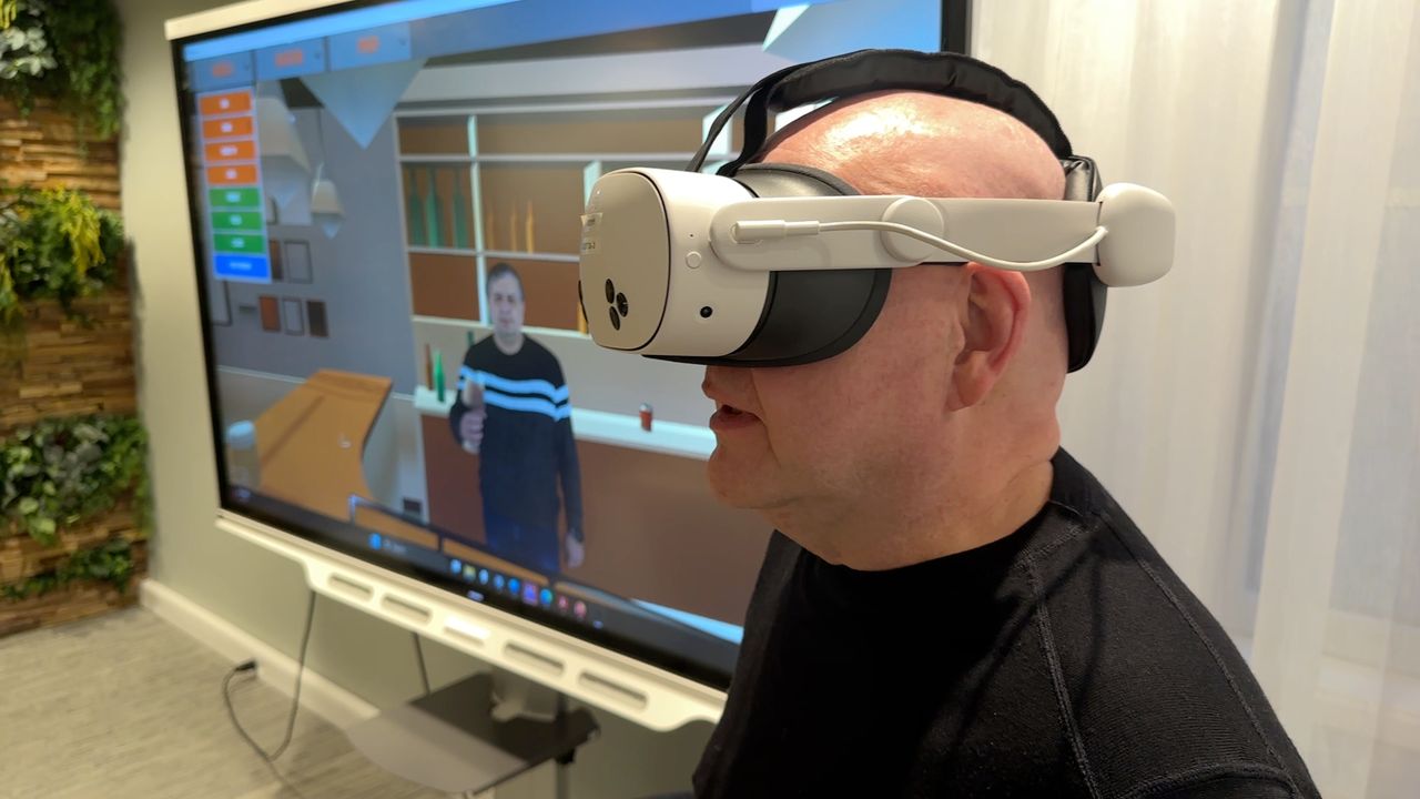Hendrik tests the VR glasses.
