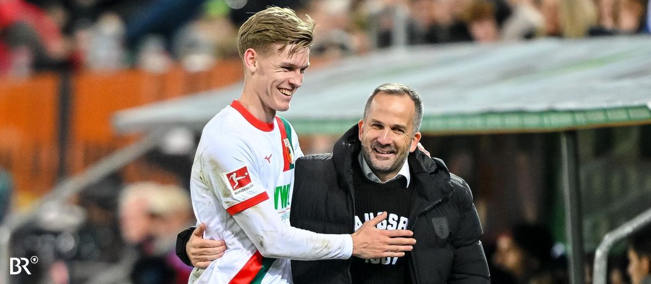 dpatopbilder - December 6th, 2025, Bavaria, Augsburg: Football: Bundesliga, FC Augsburg - Bayer Leverkusen, 13th matchday, WWK Arena. Anton Kade (l, FC Augsburg) and coach Manuel Baum (FC Augsburg) after the substitution. Photo: Harry Langer/dpa - IMPORTANT NOTE: In accordance with the requirements of the DFL German Football League and the DFB German Football Association, it is prohibited to use or have used photographs taken in the stadium and/or of the game in the form of sequence images and/or video-like photo series. +++ dpa-Bildfunk +++