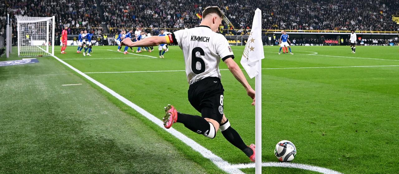 Joshua Kimmich taking a corner kick