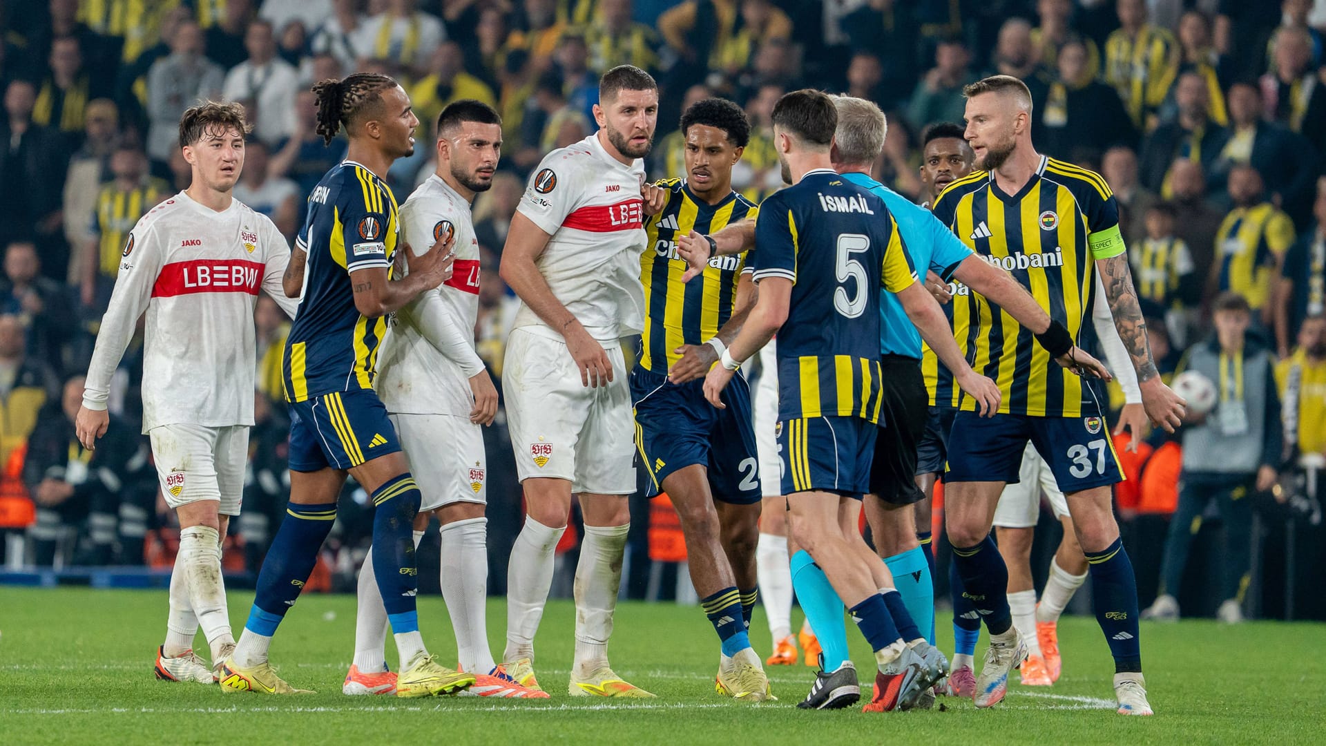 The mood was slightly tense: pack formation at the Europa League game between VfB Stuttgart and Fenerbahçe, Deniz Undav (3rd from left) and Ismail Yüksek (number five) in the middle.