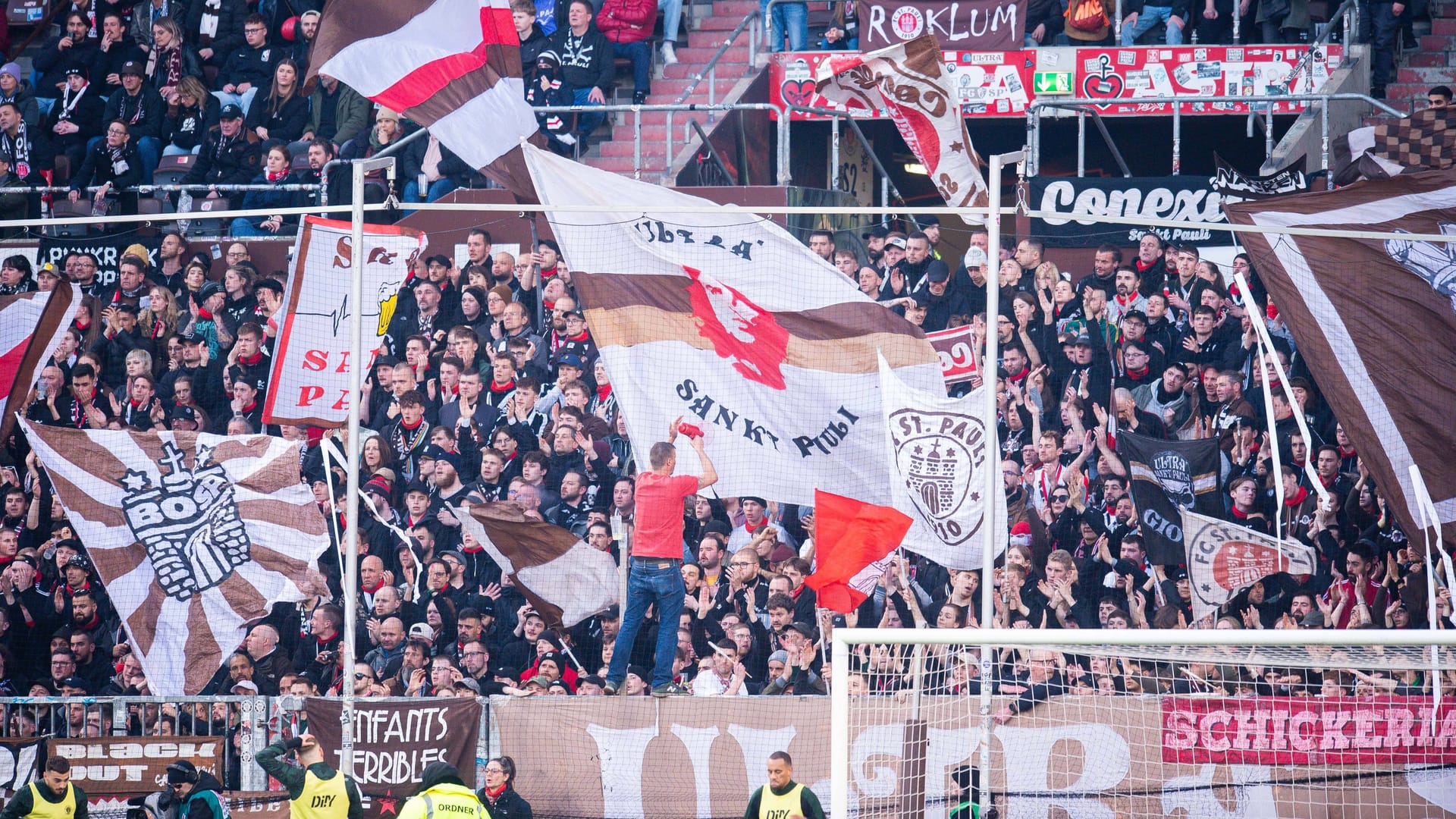 FC St. Pauli fans celebrate in the stadium: after 70 years, they are finishing a season ahead of HSV.