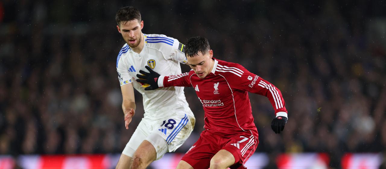 Anton Stach (l.) defends Florian Wirtz
