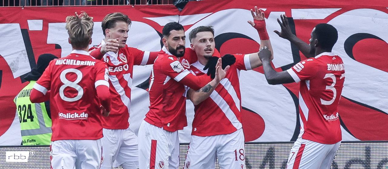Energie Cottbus celebrates a goal in the top game against MSV Duisburg. / imago images/Nico Herbertz