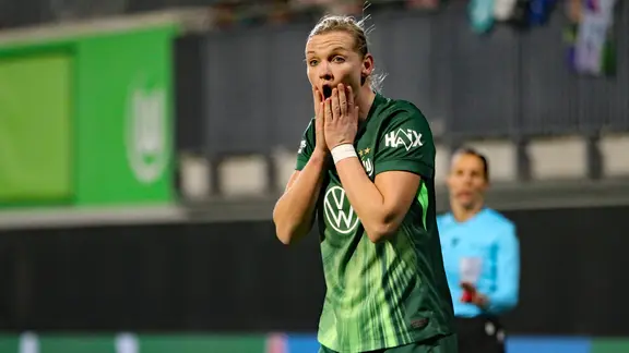 Wolfsburg's Alexandra Popp looks shocked