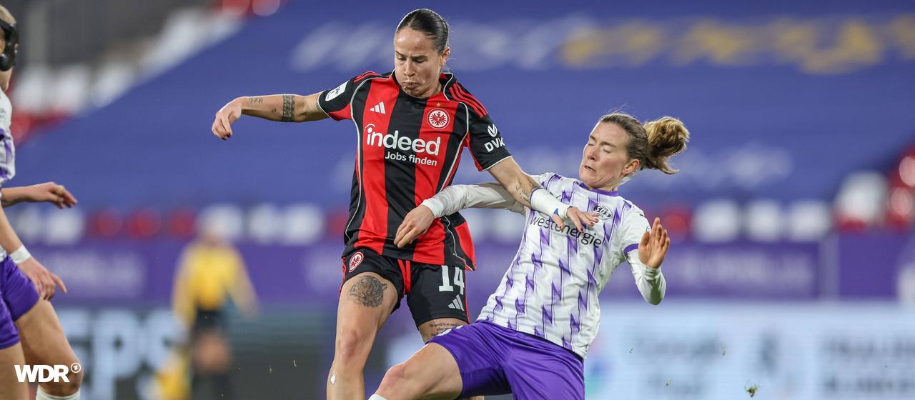 Géraldine Reuteler (l.) from Eintracht Frankfurt in a duel with Lena Ostermeier from SGS Essen.
