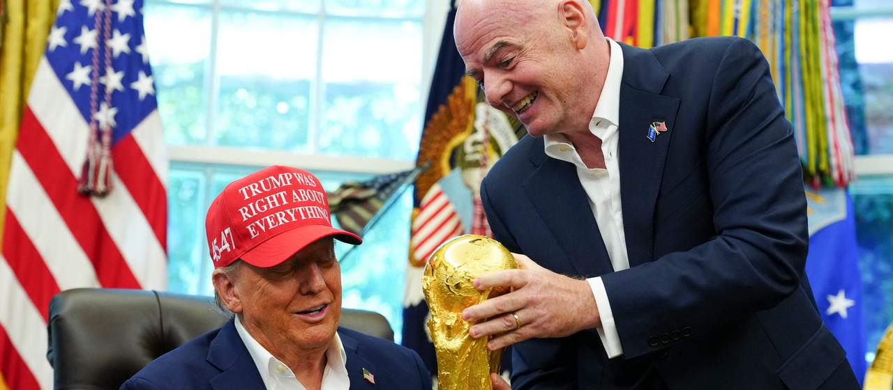 US President Donald Trump (l.) with FIFA President Gianni Infantino
