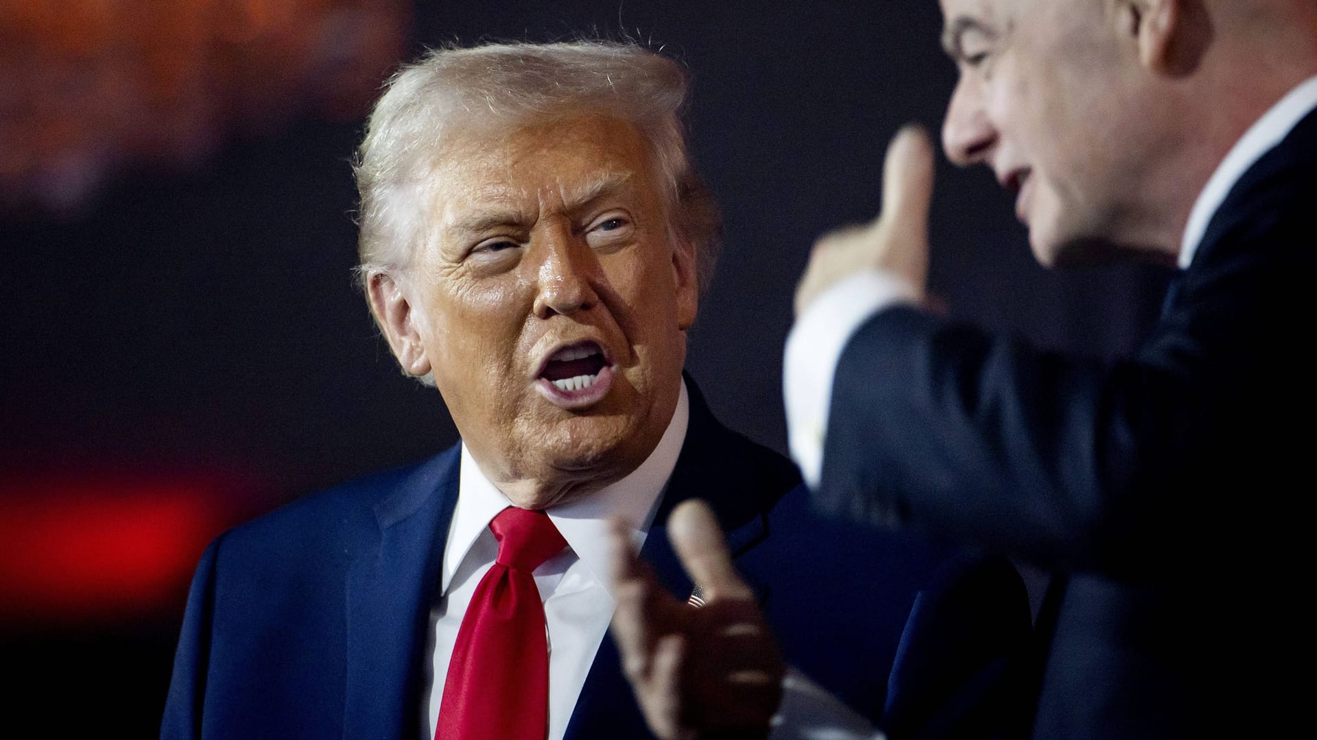 Brothers in spirit: US President Trump with FIFA President Infantino (r.) at the World Cup group draw.