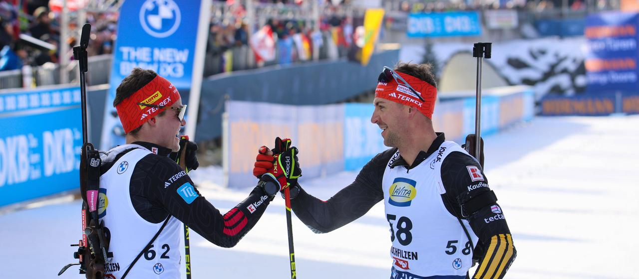 Philipp Nawrath congratulates Philipp Horn in the cross-country skiing and biathlon center