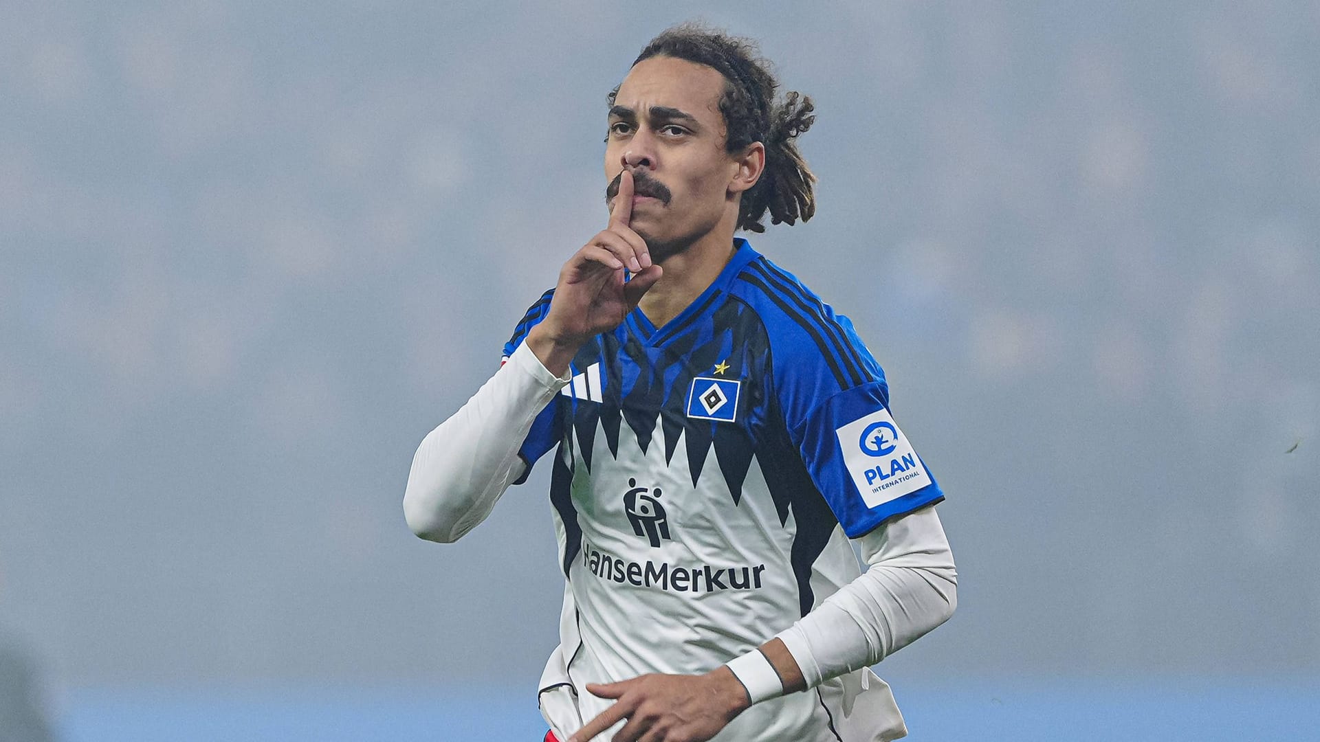 Yussuf Poulsen celebrates his goal in the derby: The Dane scored for the first time in an HSV jersey against Werder Bremen.