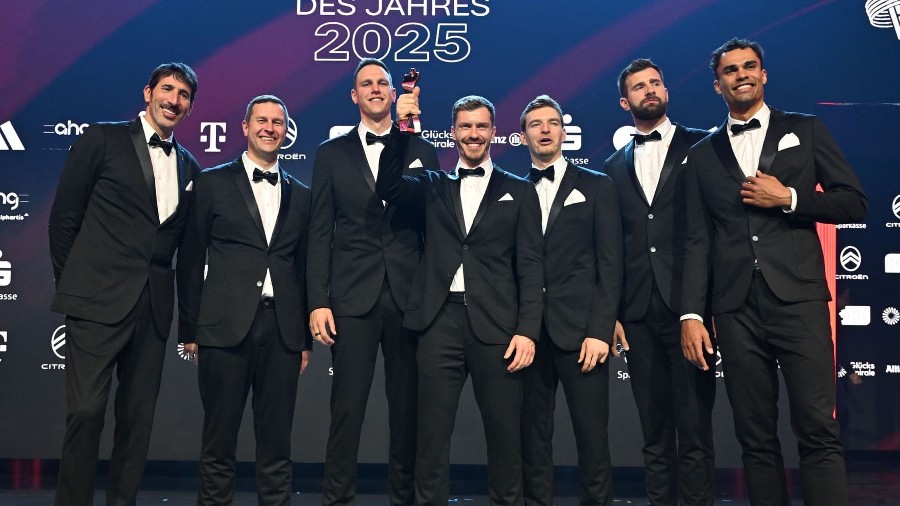 National coach Álex Mumbrú (left), assistant coach Alan Ibrahimagic (2nd from left) and the Bavarian national players with their prize: They kept the audience waiting.