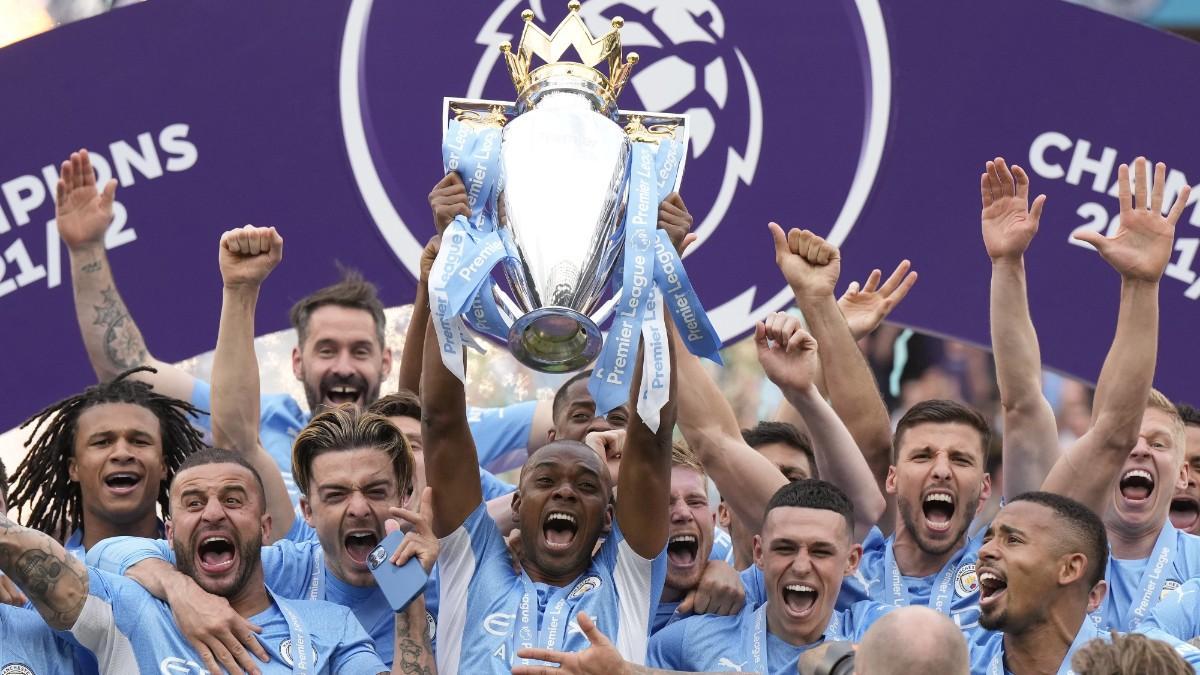 Fernandinho, with the Premier title in 2022