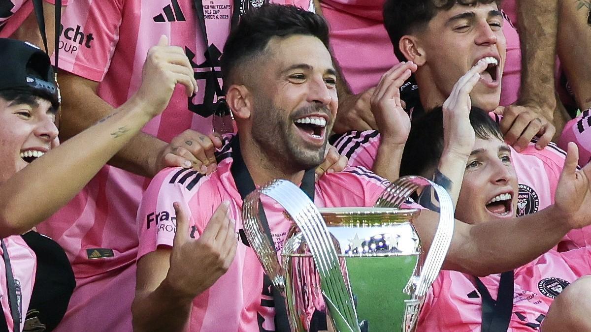 Jordi Alba, with the MLS title