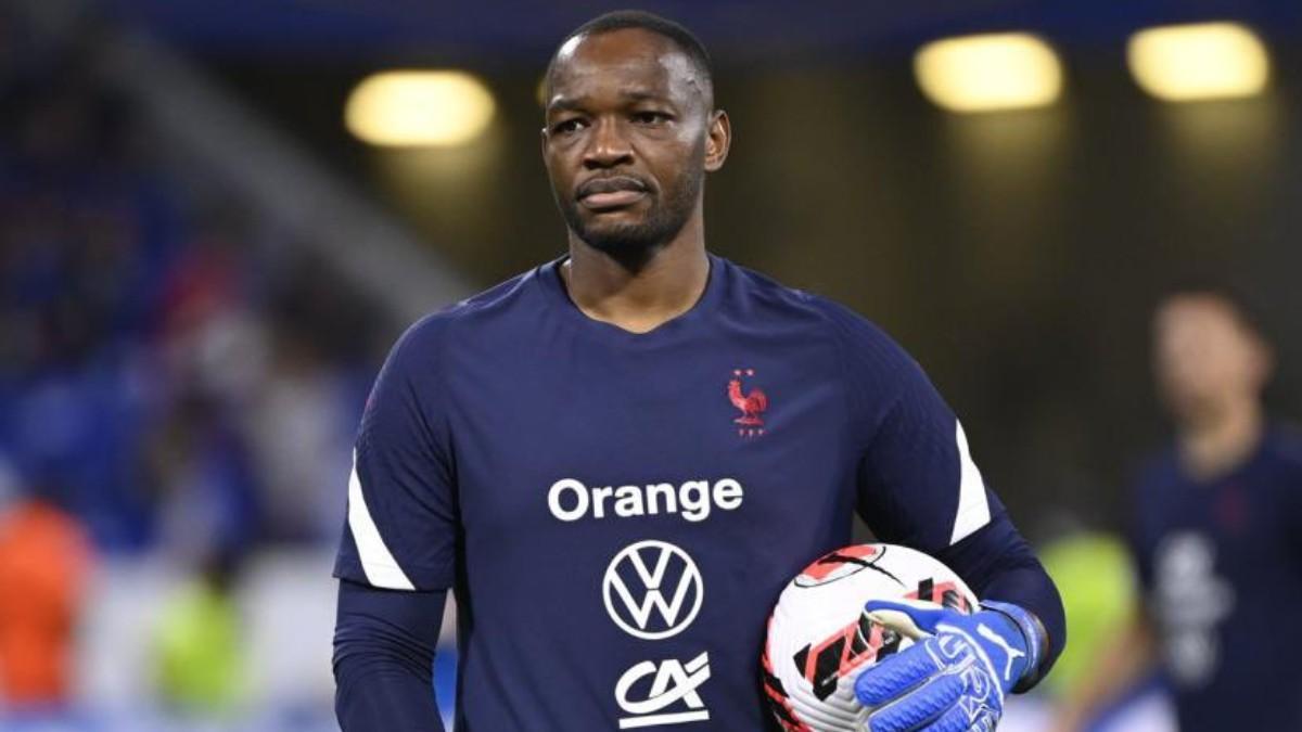 Steve Mandanda, with the French team