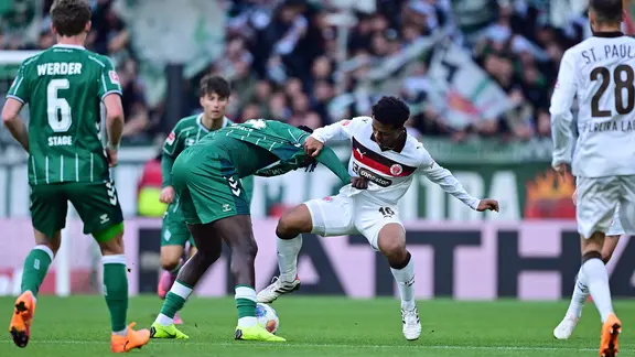 Werder Bremen's Victor Boniface (2nd from left) in a duel with St. Pauli's Joel Chima Fujita (3rd from left).