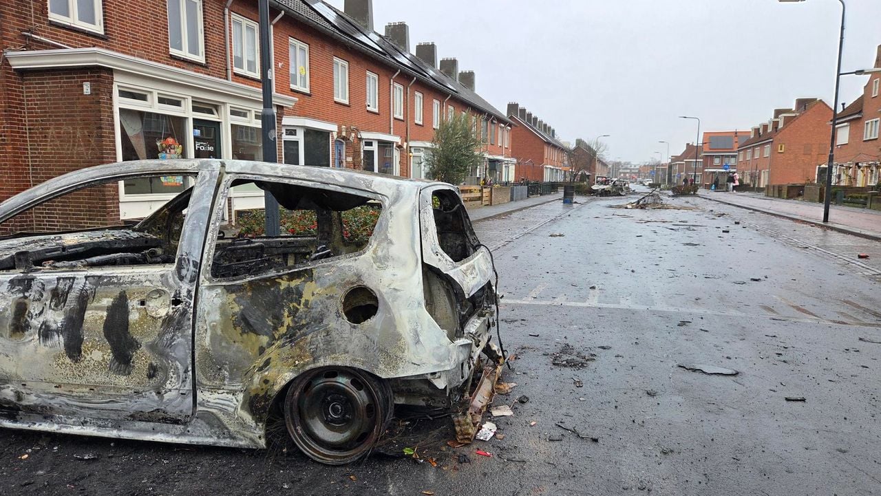 This is what Ahornstraat looks like after the violent New Year's Eve.