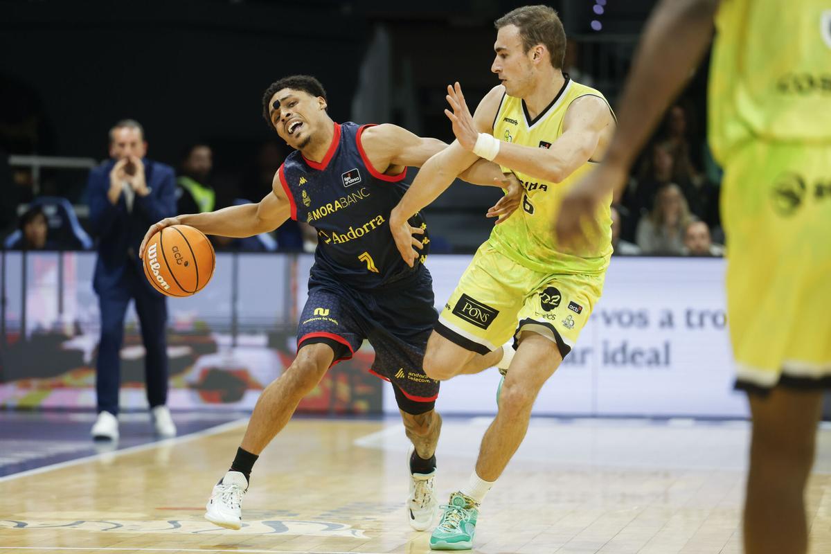 Xavier Castañeda faced Hiopos Lleia, who had given up signing him after failing the medical check-up.