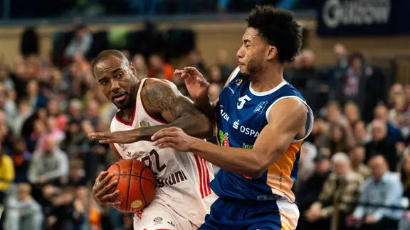 D'Shawn Schwartz (r.) from the Rostock Seawolves in a duel with Isiaha Mike from FC Bayern Munich