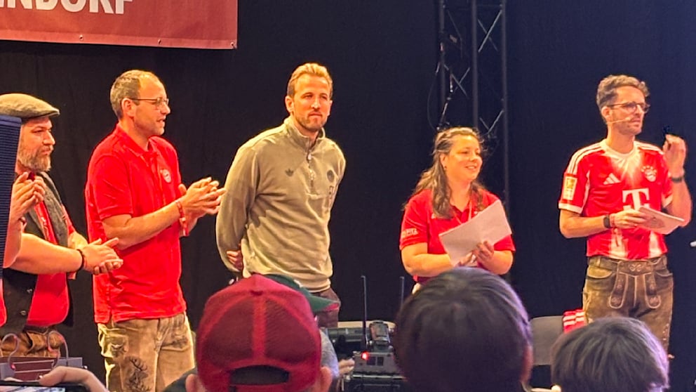 Harry Kane wurde begeistert auf der Bühne in Denkendorf empfangen