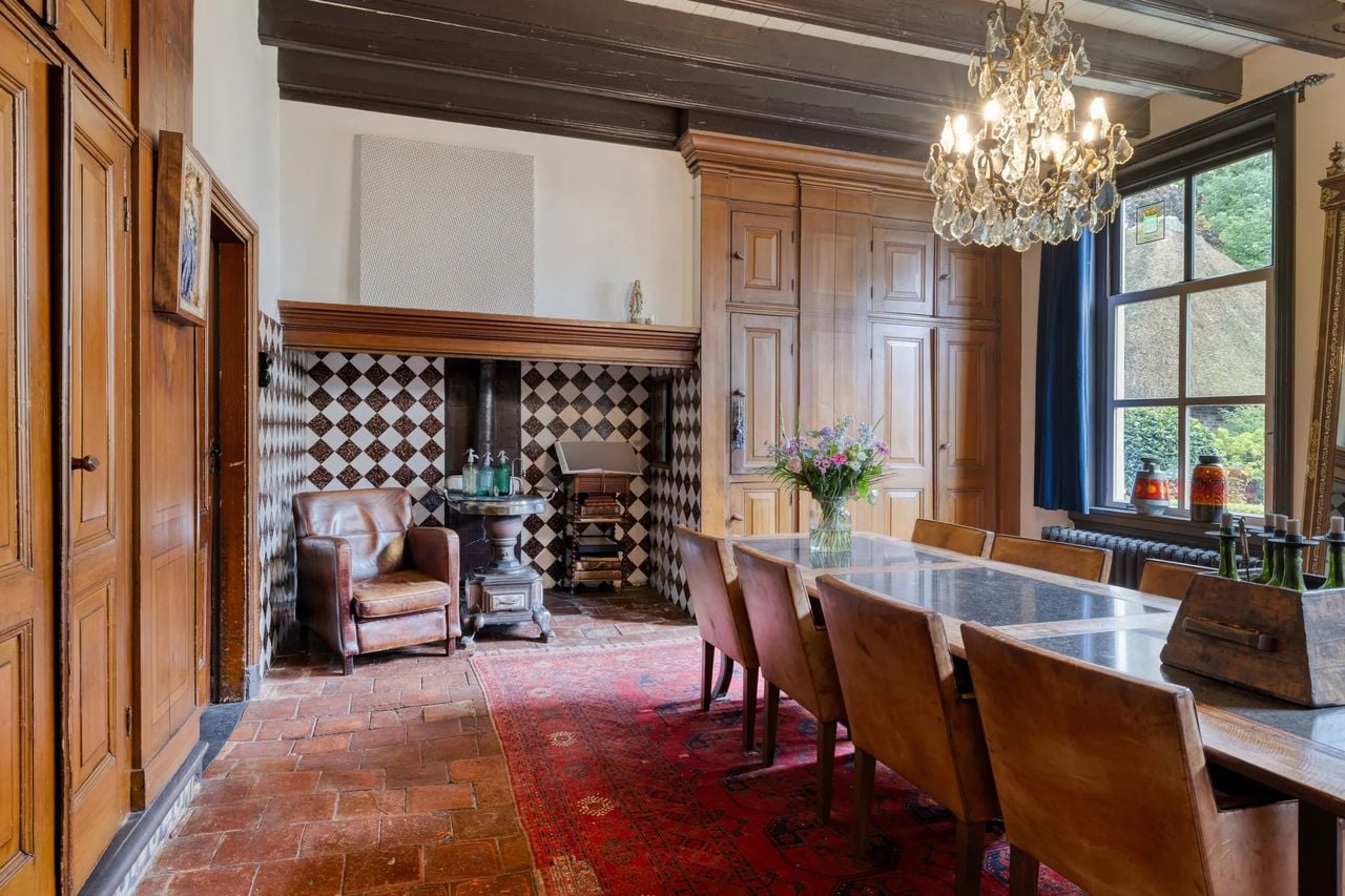 The living room with box beds behind the cupboards (photo: Van de Wiel Makelaars).