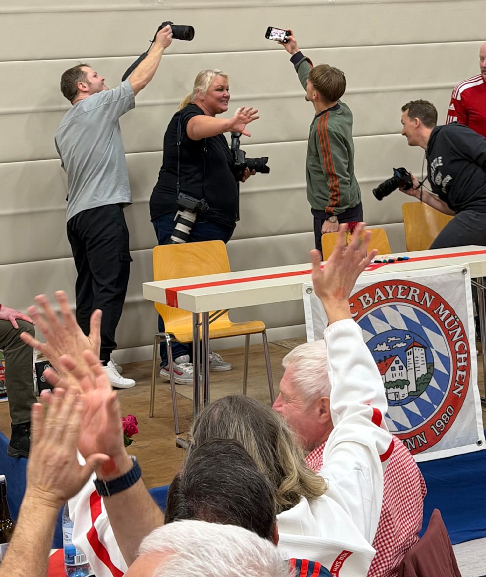 Auf der Bühne schoss Lennart Karl Selfies mit den Bayern-Fans