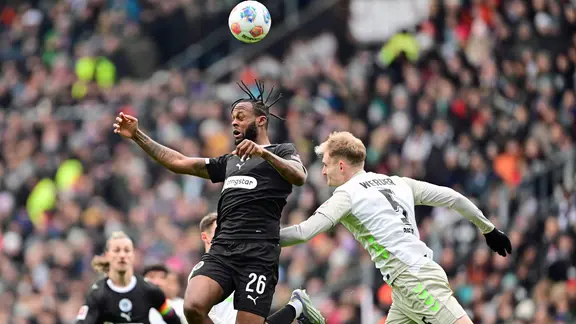 St. Pauli's Ricky-Jade Jones (l.) against Werder Bremen's Amos Pieper