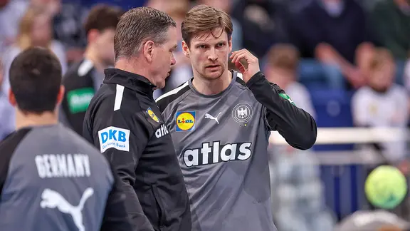 Handball national coach Alfred Gislason (l.) in conversation with Rune Dahmke