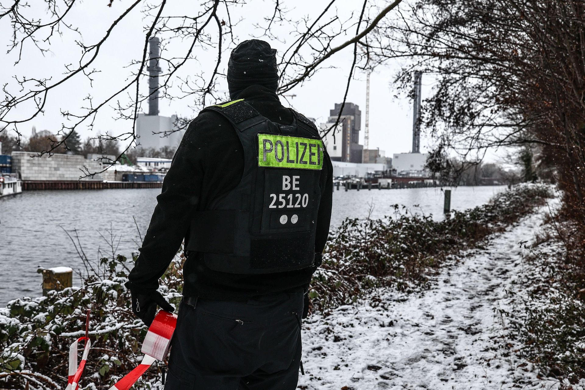 A police officer stands guard on Saturday near the Lichterfelde cogeneration plant, responsible for the electricity supply and heating of southwest Berlin.