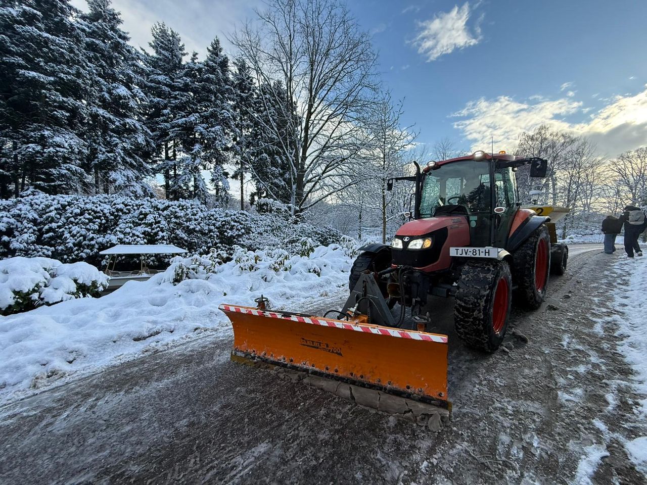 Snow is being cleared at the Efteling (photo: Bart Meesters - Heitink press agency).