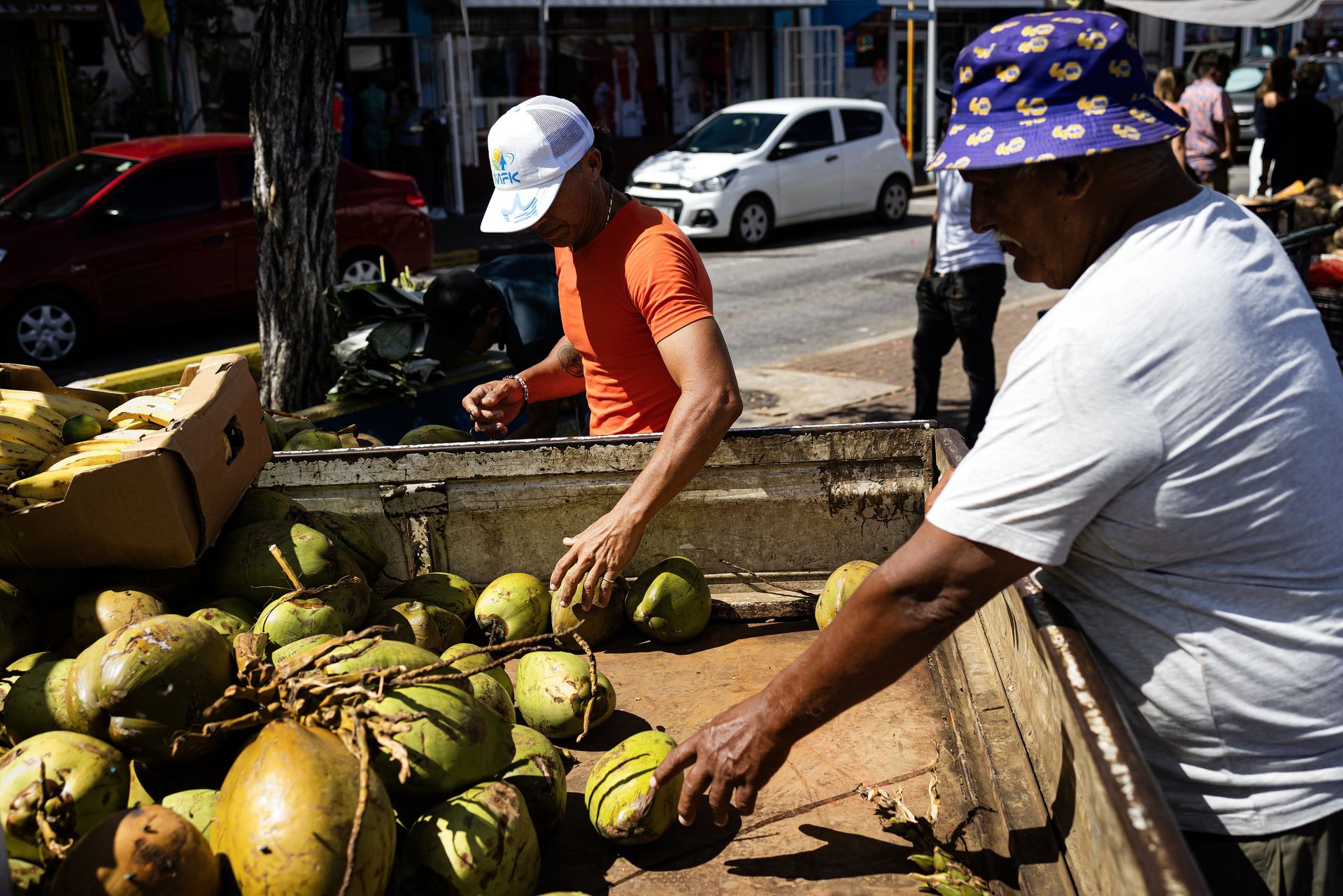 Venezuelan fruit sellers at the 'floating market' in Willemstad. An estimated 17,000 undocumented Venezuelans reside in Curaçao (approximately 185,000 inhabitants). 