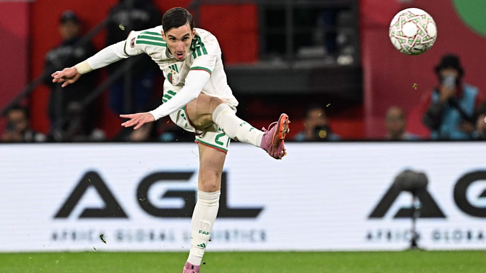 Wenige Augenblicke später schlägt der Ball im Winkel ein: Adil Boulbina (22) schießt Algerien ins Viertelfinale