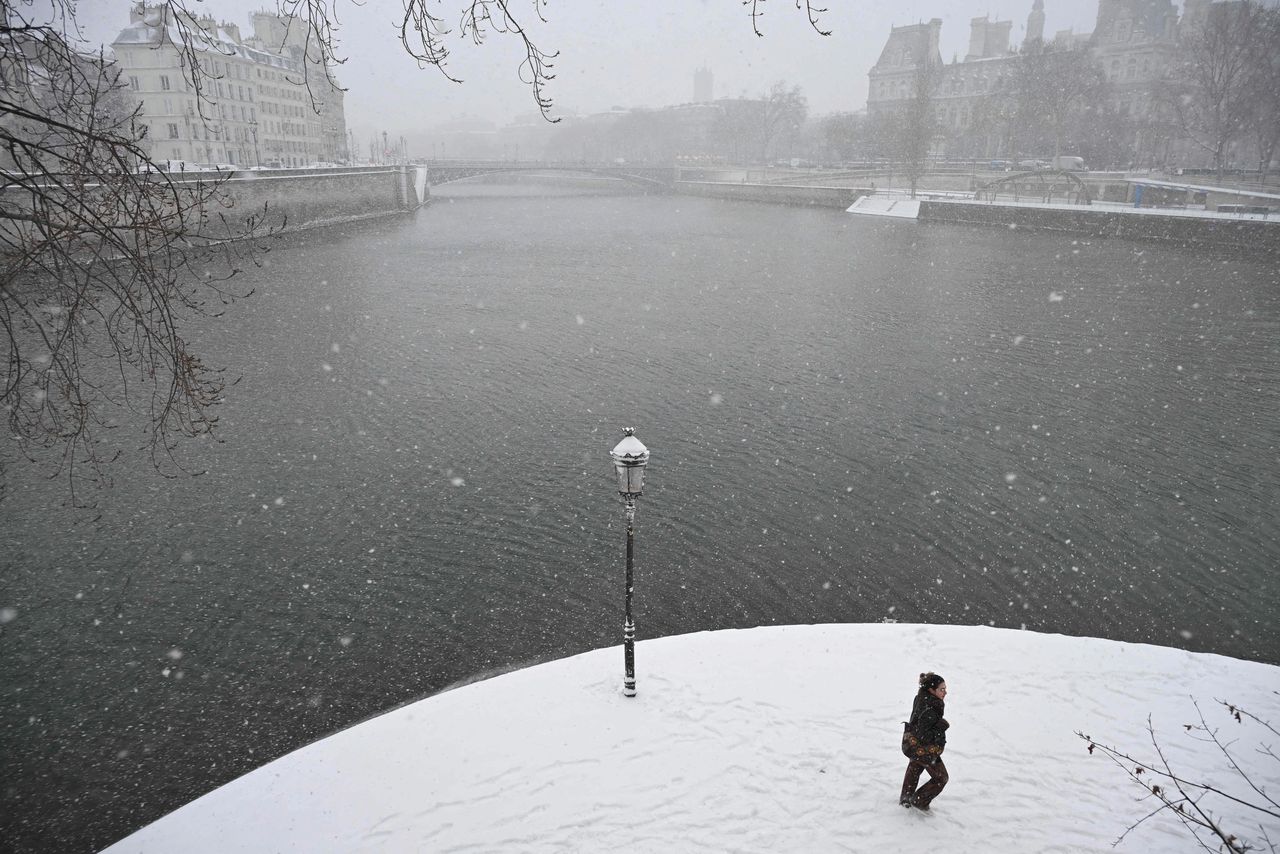The snowy banks of the Seine.