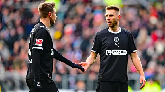 The defenders Karol Mets (r.) and Hauke ​​Wahl from FC St. Pauli
