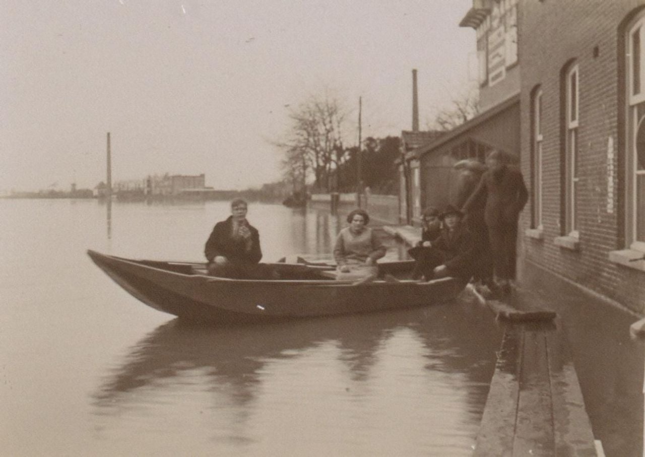 People in a boat after flooding in Cuijk in 1926
