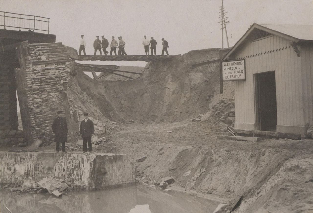 The railway bridge and rails at Oeffelt were destroyed by the flood disaster of 1926