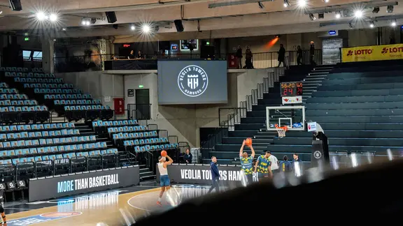 Basketball in the Inselpark Arena in Hamburg