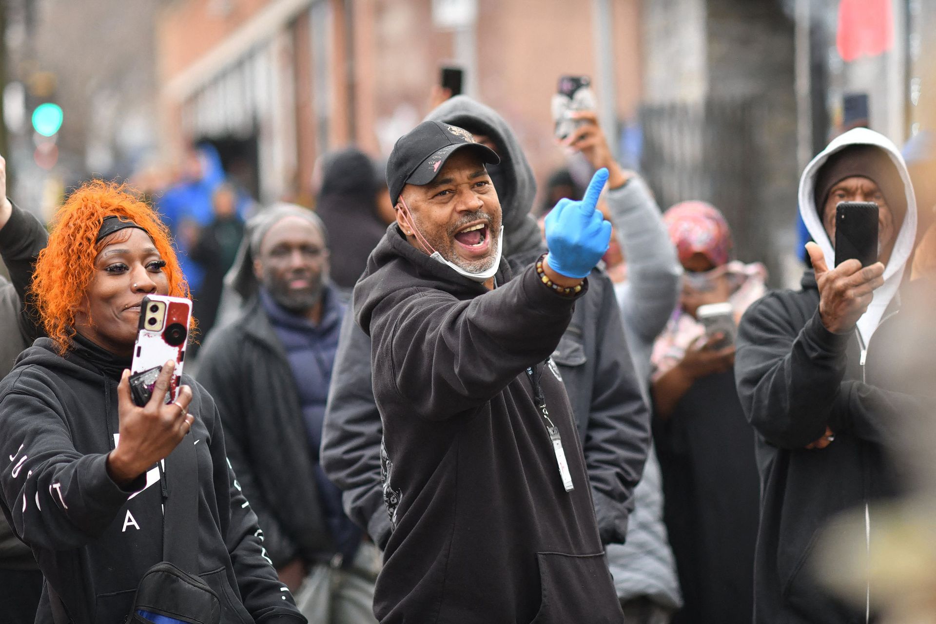 Demonstrators protest while ICE immigration police arrest a man of Somali origin in Minneapolis. The city's large Somali community is a target of the Trump administration. During an earlier protest against ICE, a 37-year-old woman was shot dead at close range by an officer as she tried to escape police officers who surrounded her car.