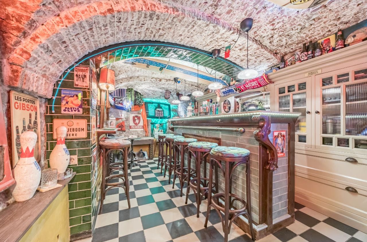 The bar in the basement (photo: Hans Janssen Makelaars Grave).