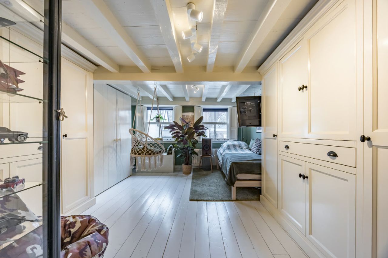 One of the bedrooms (photo: Hans Janssen Makelaars Grave)