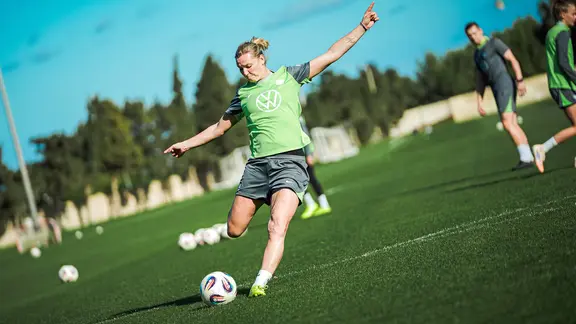 Wolfsburg's Alexandra Popp (l.) in training