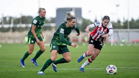 Wolfsburg's Svenja Huth (l.) in a duel with Laura Strik from PSV Eindhoven.