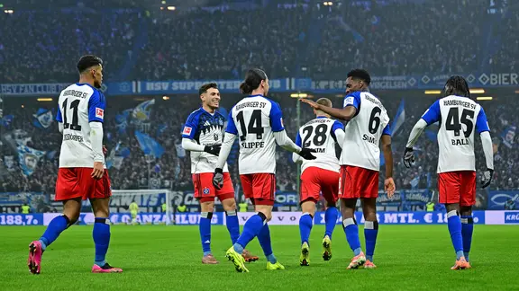The HSV players cheer together. | WITTERS / Valeria Witters The HSV players cheer together.